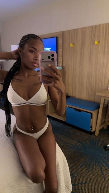Mia, 26  female escort, South Bend